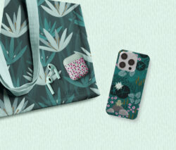 <p>Show full collection <a href="https://littleom.de/catalog/collections/d01-midnight-pond/" target="_blank" rel="noopener">MIDNIGHT POND</a></p> mock up life style with bag ear buds case and phone cover collection midnight pond