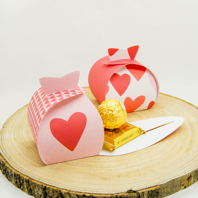 Valentines giftbox red and pink with hearts